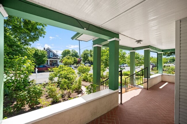 Building Photo - Beautiful Audubon 5 Bedroom Home! - Available now!