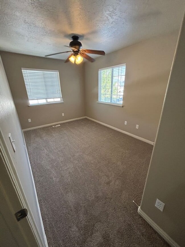 Building Photo - *Reduced price* End Unit Townhouse in Spri...