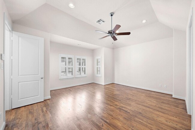 Building Photo - 1048 W 21st St