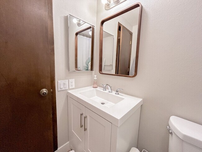 Building Photo - Townhome in the Cherry Creek School District!