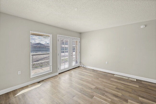 Building Photo - 402 Sunny Ln