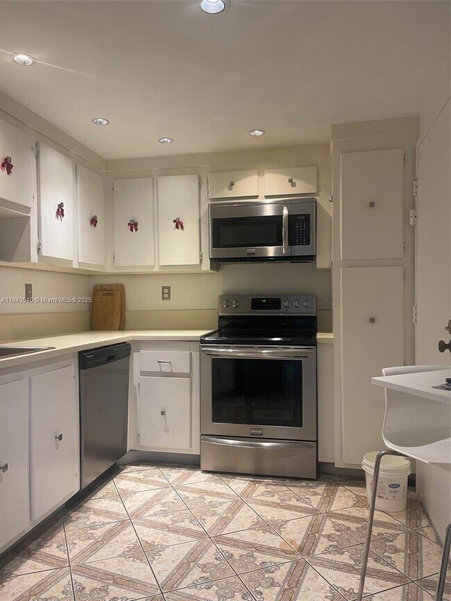 Building Photo - 3725 S Ocean Dr