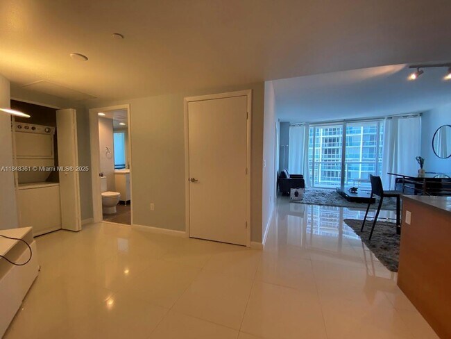 Building Photo - 475 Brickell Ave