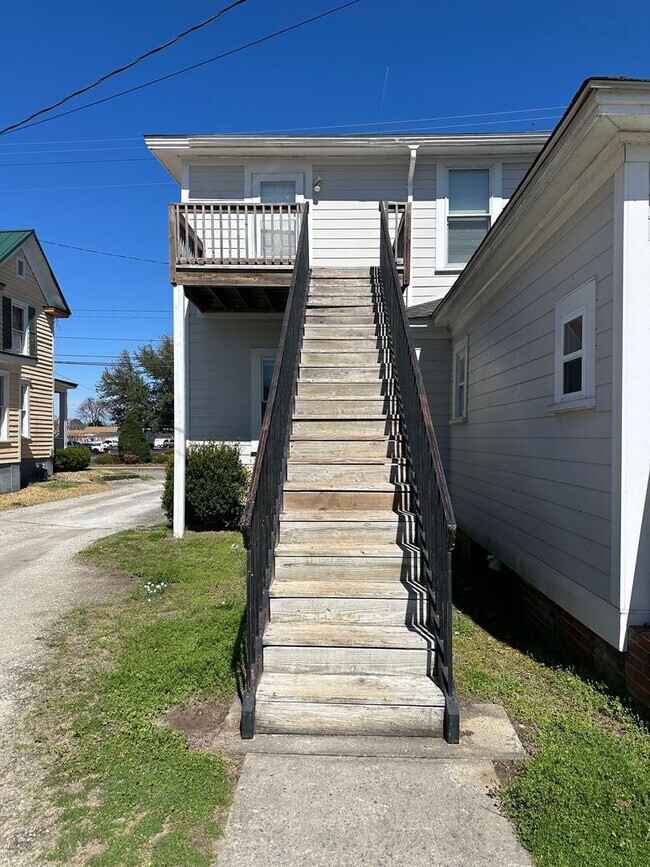 Building Photo - 319 W 2nd St