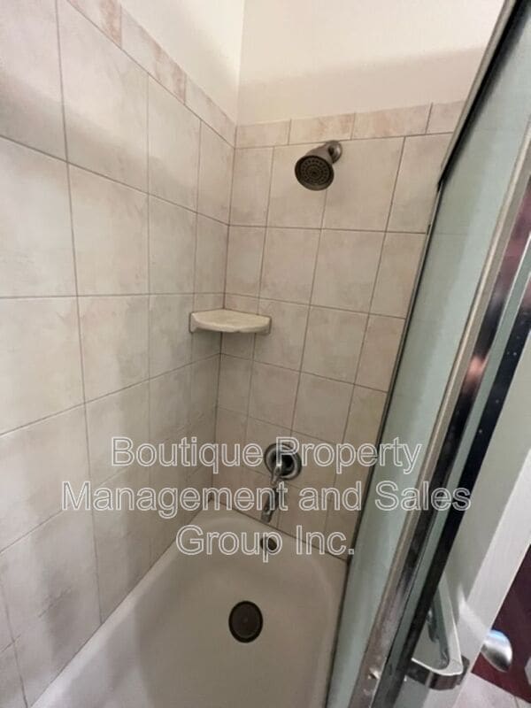 Building Photo - 930 E 1st St