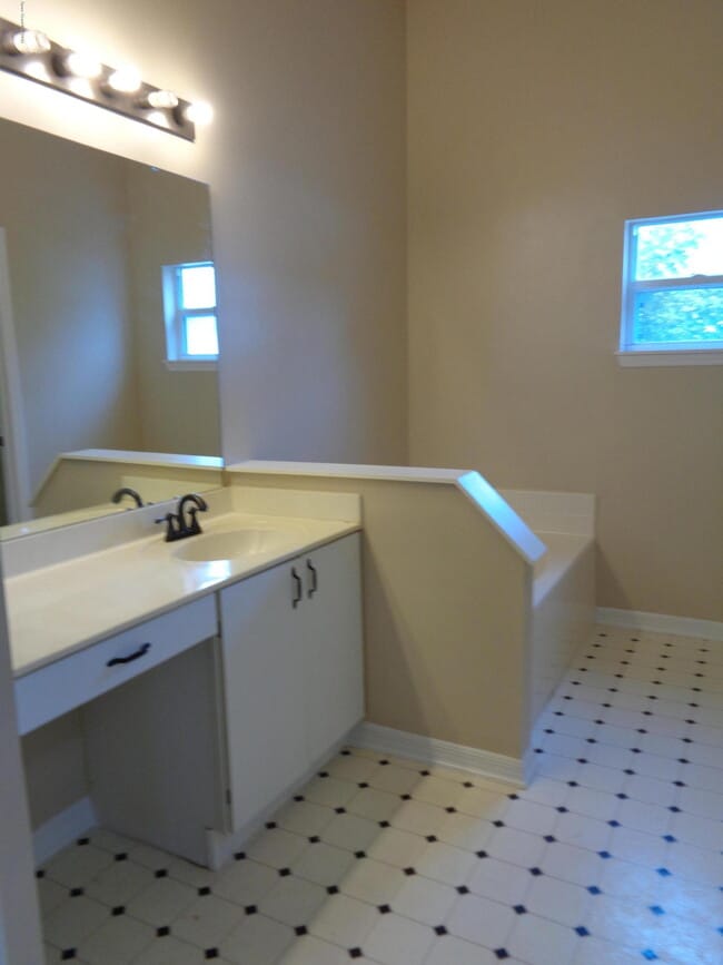 Building Photo - 2600 Alicia Ln