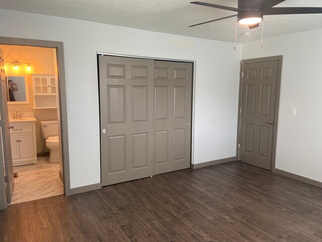 Owners' suite with large closet and private en-suite - 174 Brisbane Ave