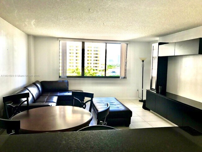 Building Photo - 540 Brickell Key Dr