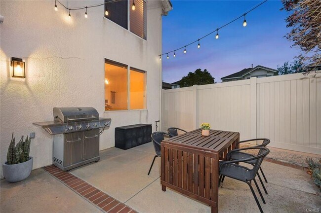 Building Photo - 3 bedroom in Gated Victoria Community!