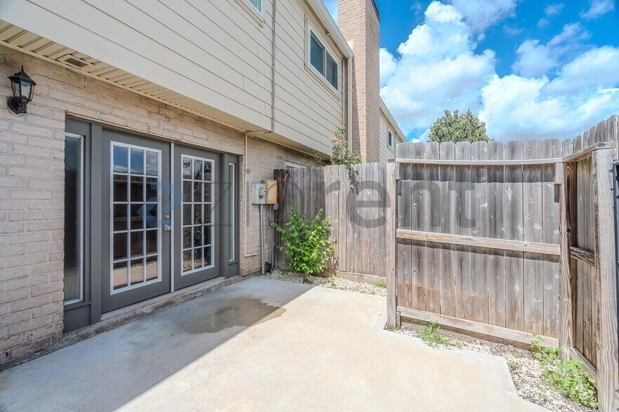 Building Photo - Unit