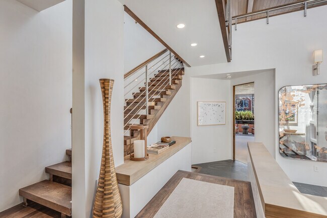 Building Photo - 708 E Hyman Ave