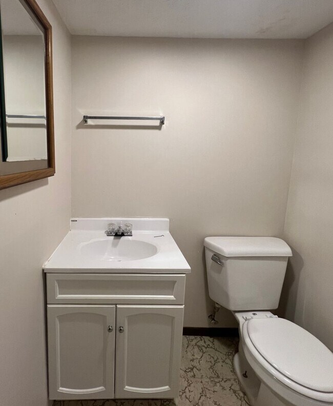 Building Photo - Beautiful walk-out ranch!