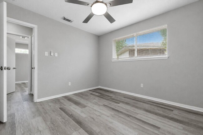 Building Photo - 15811 Pathfield Dr