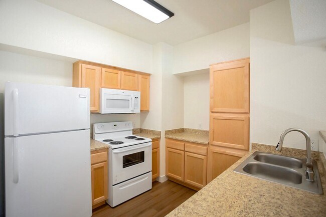 Building Photo - 3 Bedroom Northwest Condo-Gate Community
