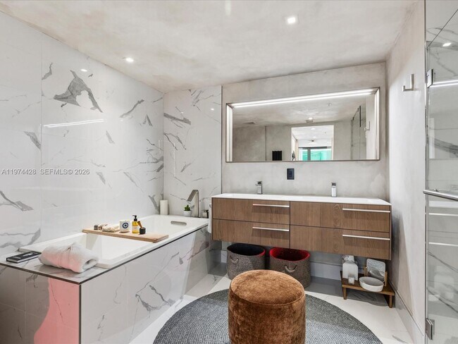 Building Photo - 9521 E Bay Harbor Dr