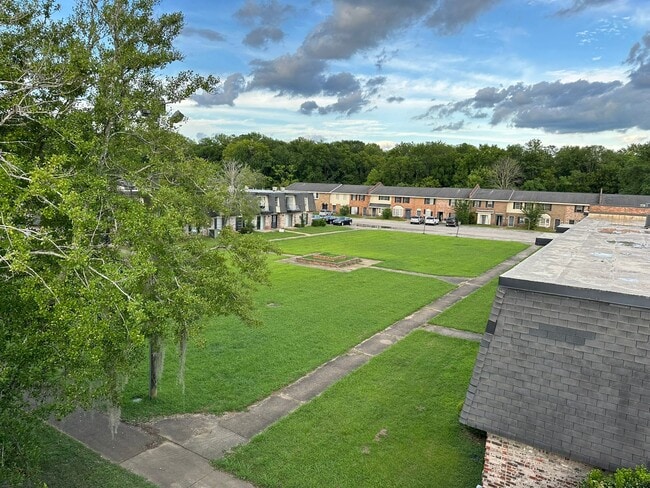Building Photo - Classic Villas