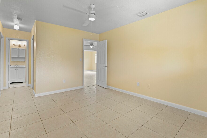 Building Photo - 1831 SW 97th Ter