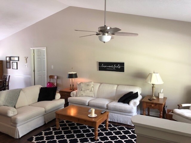 Building Photo - Quaint setting, One Level 3BR/ 2BA 2-Car Garage Condo