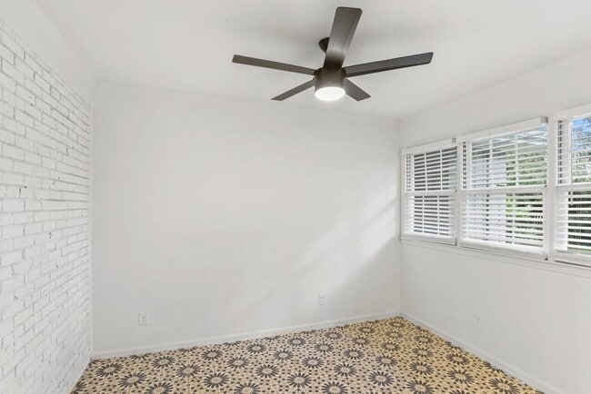 Building Photo - 2575 Sharondale Dr NE