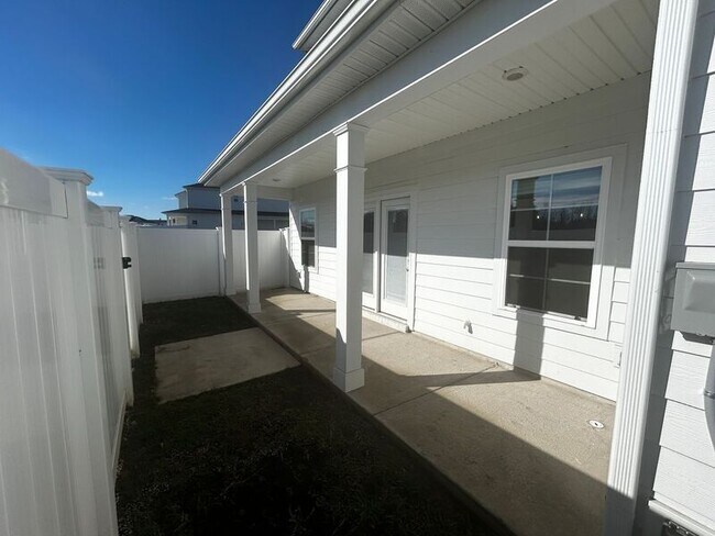 Building Photo - 1904 Bethpage Dr