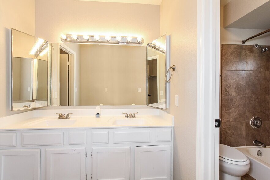 Building Photo - 5215 W Diana Ave