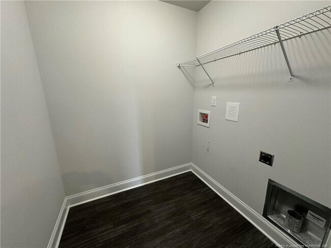 Building Photo - 5717 Pondhaven Dr