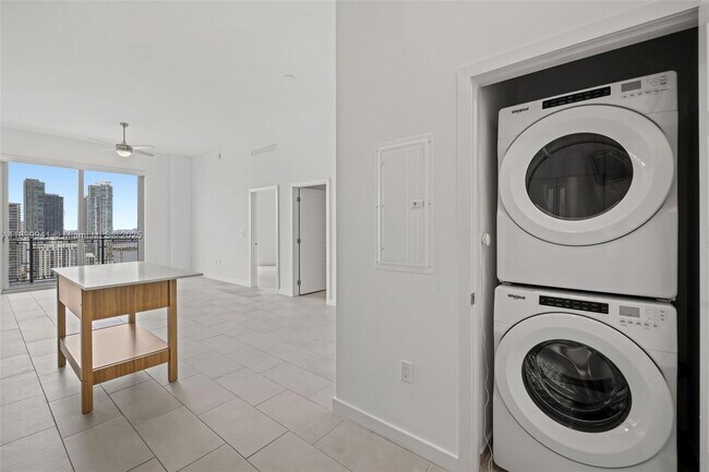 Building Photo - 2150 N Bayshore Dr