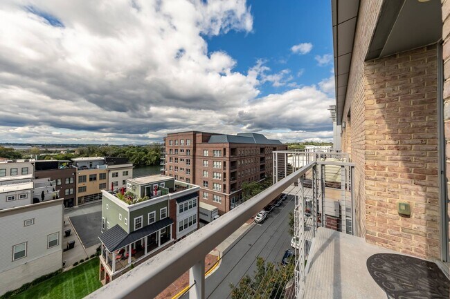 Building Photo - 210 Rocketts Way
