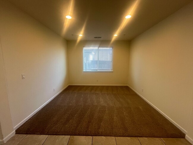 Building Photo - 4 Bedroom 2, Bath, 2900 sqft. w/t Separate 1 Bedroom 1 Bath Guest Quarters for Lease.