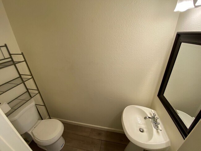 Building Photo - Affordable 2bd condo in Great Location