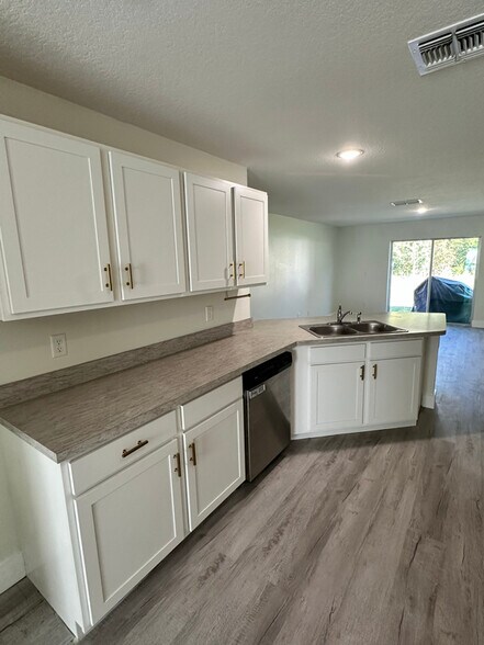 Building Photo - 176 Pine Grove Dr