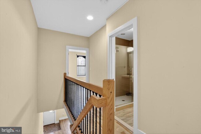 Building Photo - 1237 N Hollywood St