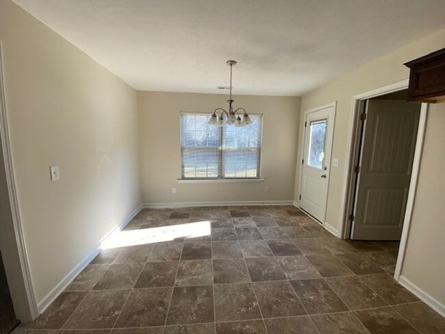 Building Photo - 3 Bedroom 2 bath with 2 Car Garage Home Fo...