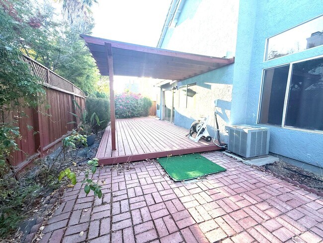 Building Photo - Beautiful 2 Story 4 Bedroom 2.5 Bath Home ...