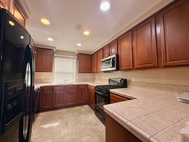 Building Photo - Beautiful Well Kept 2 Bedroom, 2 Bathroom in Roseville!