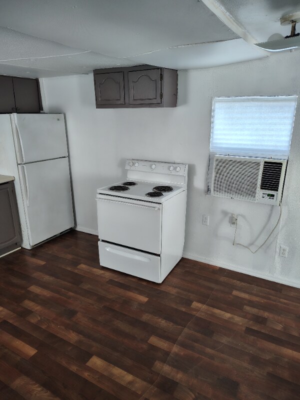 Building Photo - 210 SE Camelot Loop