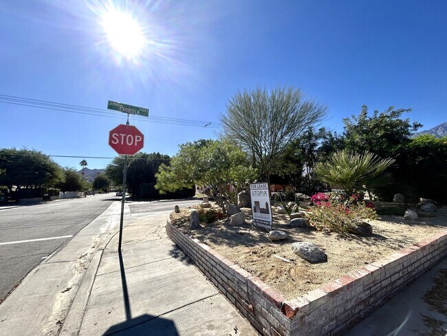 Building Photo - AVAILABLE NOW!! 2 Bedroom 1 Bathroom Apart...