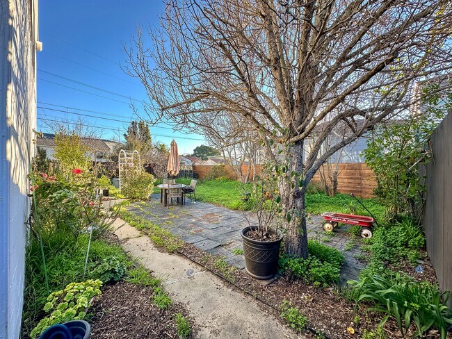 Building Photo - 201 Ashbury Ave