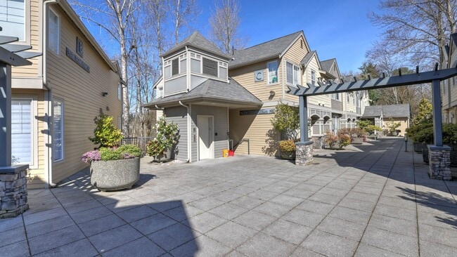 Building Photo - Updated Kirkland Townhome in Lochshire Condominiums with Premium Amenities- Available NOW