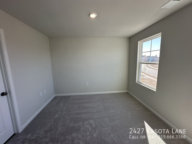 Building Photo - 2427 Kasota Ln