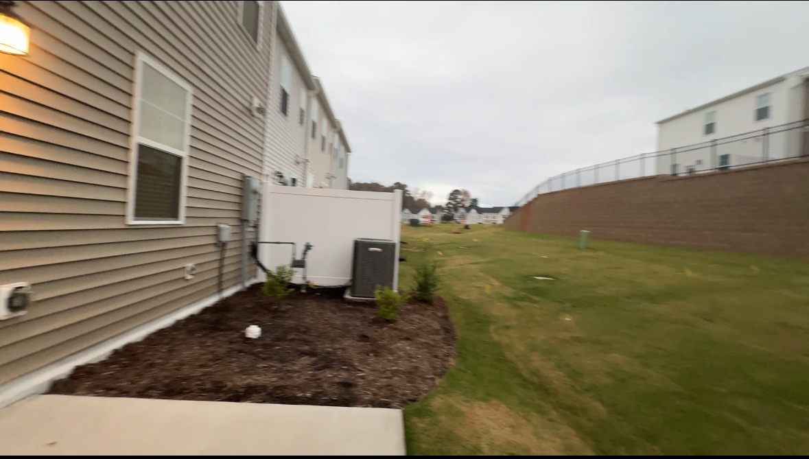 Building Photo - Room in Townhome on Tulip Bloom Ln