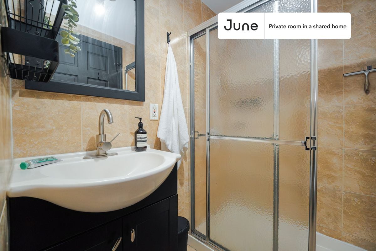 Building Photo - Room in Shared 3 bed/1 bath home in Chinatown