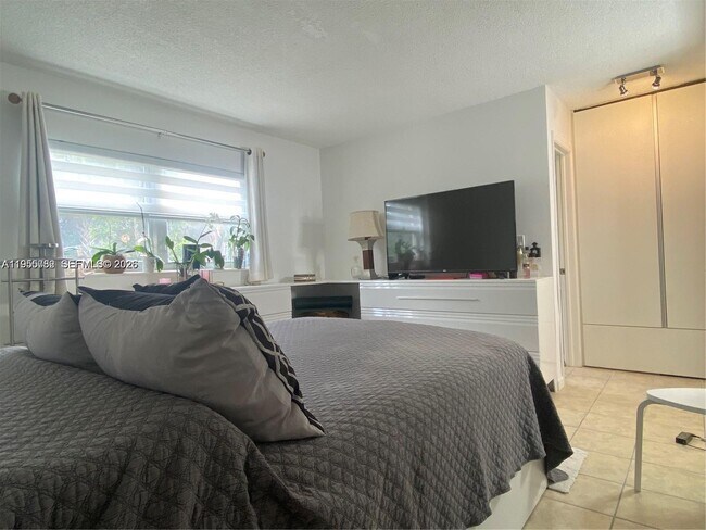 Building Photo - 1425 Arthur St