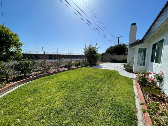 Building Photo - 3 bedroom 2 bath home in desired neighborhood