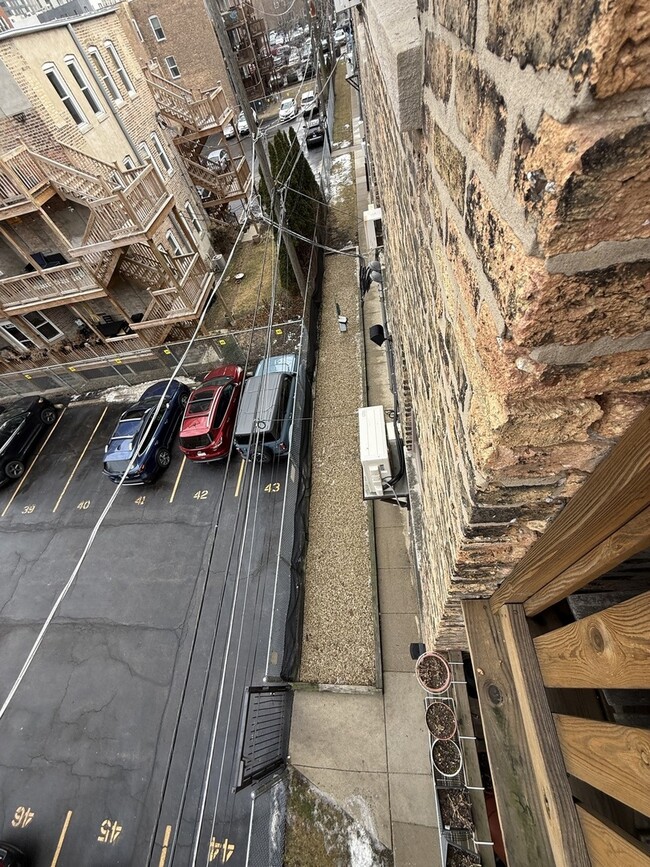 Building Photo - 928 W Sunnyside Ave