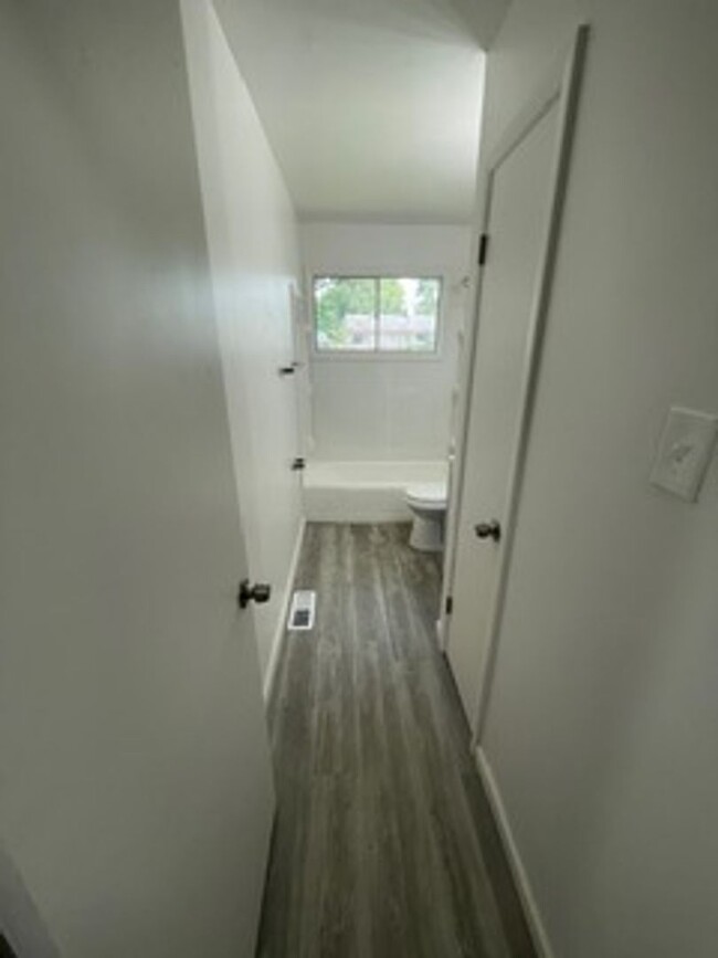 Building Photo - Updated 4BD/1BA