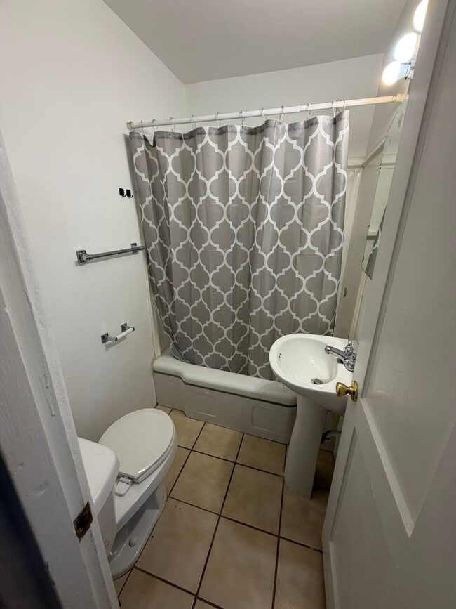 Building Photo - 2 Bed 2 Bath Home