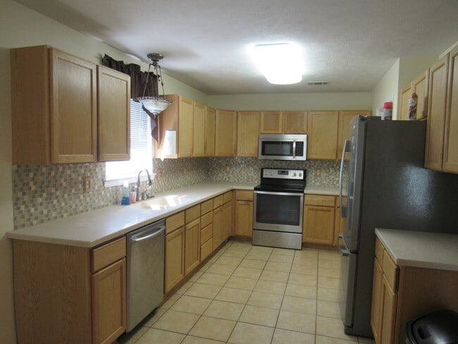 Building Photo - Contact Peggy 501 676 1758 Pets ok with approval