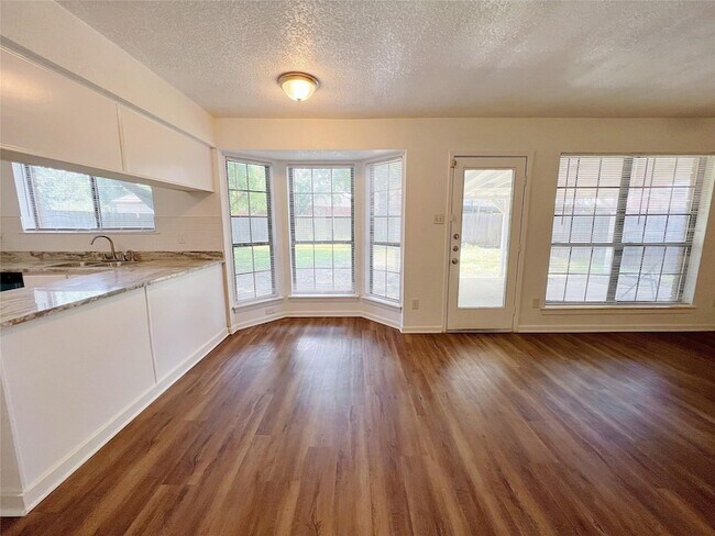 Building Photo - 616 Valley Spring Dr