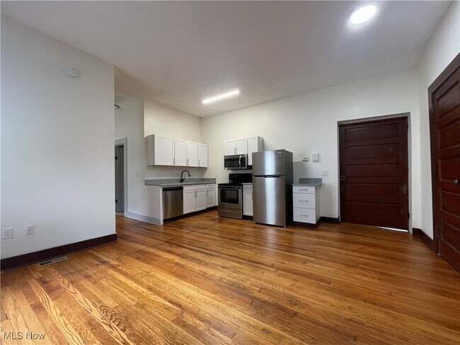 Building Photo - 1848 E 89th St